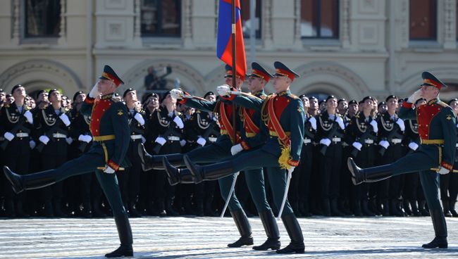 Военнослужащие отдельного комендантского Преображенского полка выносят государственный флаг РФ во время парада Военнослужащие отдельного комендантского Преображенского полка выносят государственный флаг РФ во время парада