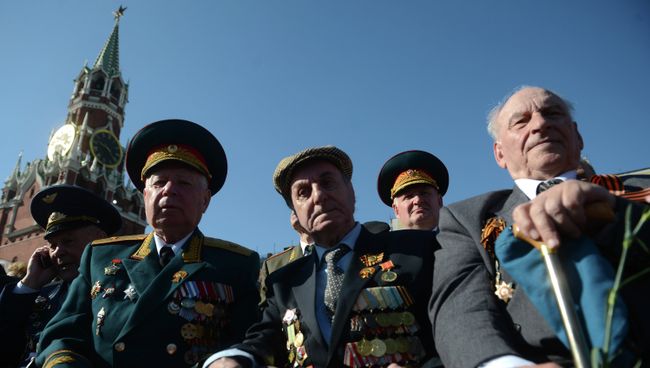 Ветераны на Красной площади перед началом парада, архивное фото Ветераны на Красной площади перед началом парада, архивное фото