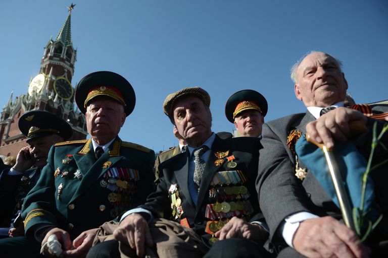 Ветераны на Красной площади перед началом парада Ветераны на Красной площади перед началом парада