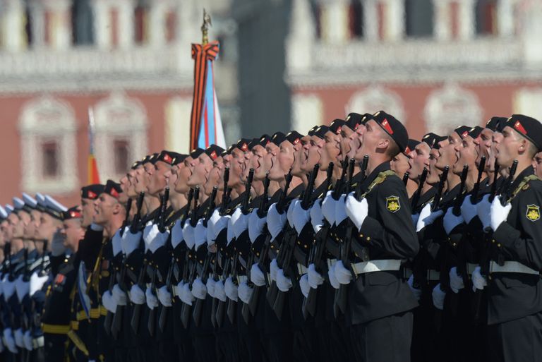 Военнослужащие приветствуют министра обороны РФ Сергея Шойгу во время парада Военнослужащие приветствуют министра обороны РФ Сергея Шойгу во время парада