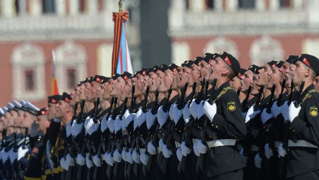 Военнослужащие приветствуют министра обороны РФ Сергея Шойгу во время парада Военнослужащие приветствуют министра обороны РФ Сергея Шойгу во время парада