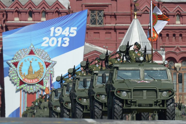 Бронированные автомобили Тигр во время парада на Красной площади Бронированные автомобили Тигр во время парада на Красной площади