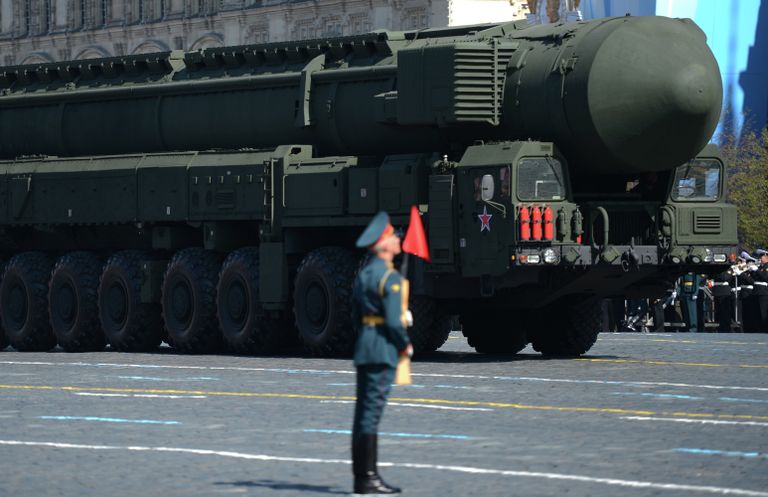 Пусковая установка ракетного комплекса Тополь-М проходит по Красной площади во время военного парада Пусковая установка ракетного комплекса Тополь-М проходит по Красной площади во время военного парада