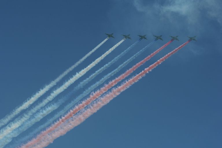 Штурмовики Су-25 БМ пролетают над Красной площадью во время парада Штурмовики Су-25 БМ пролетают над Красной площадью во время парада