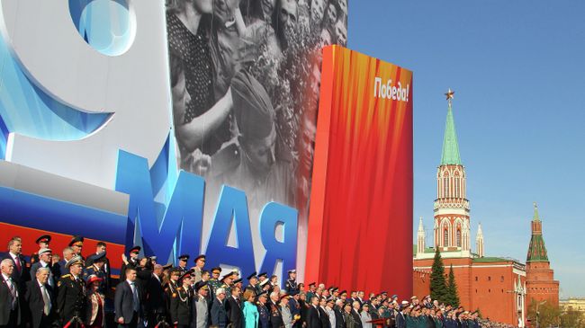 Зрители на трибуне на военном параде на Красной площади Зрители на трибуне на военном параде на Красной площади