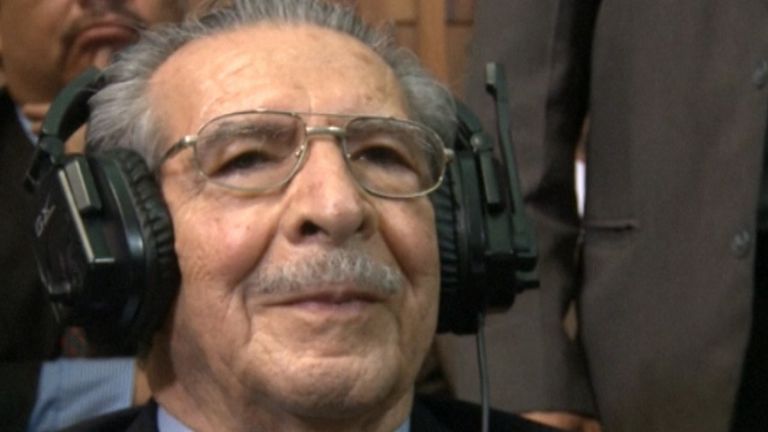 Экс-диктатор Гватемалы выслушал вердикт суда о своем 80-летнем заключении Экс-диктатор Гватемалы выслушал вердикт суда о своем 80-летнем заключении