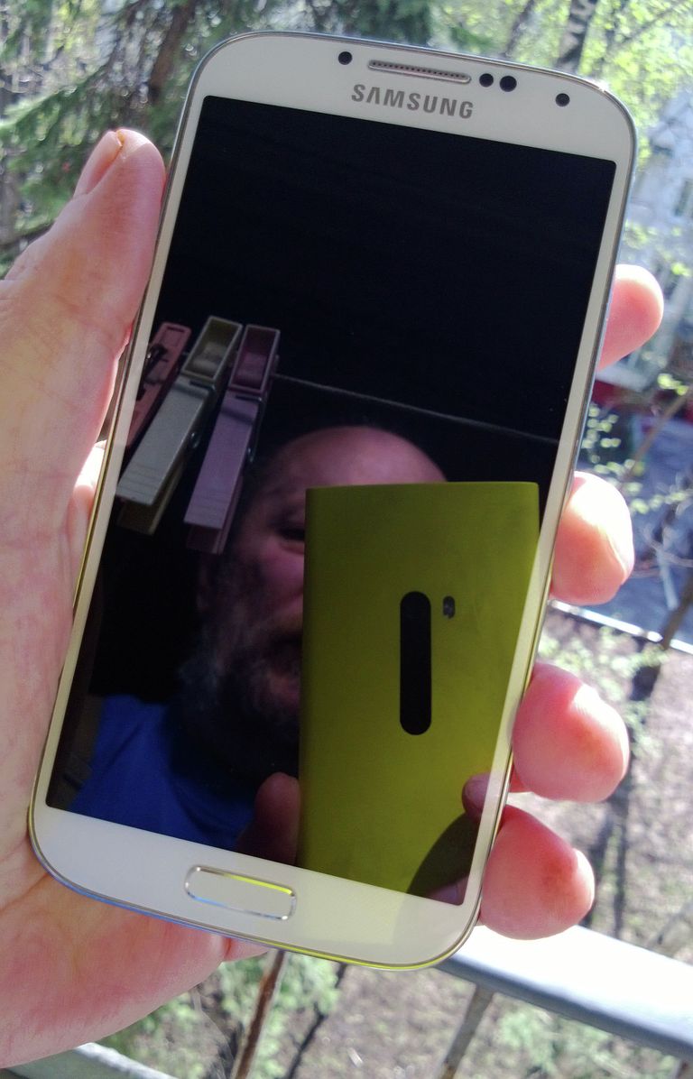 Samsung Galaxy S4 в руке
