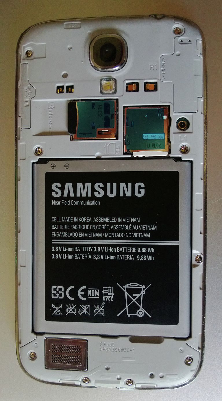 Samsung Galaxy S4. Лишние контакты под крышкой