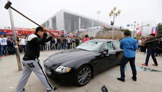 Китаец разбил свой Maserati из-за плохого техобслуживания Китаец разбил свой Maserati из-за плохого техобслуживания