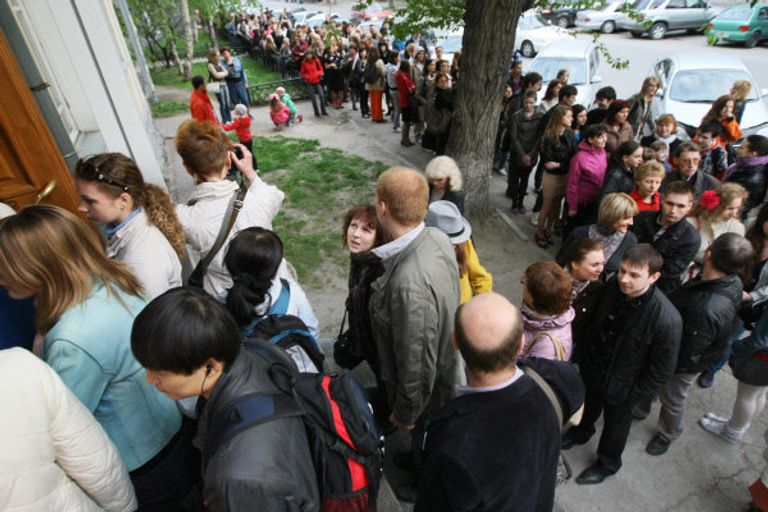 Жители Новосибирска стоят в очереди в Музей города Новосибирска во время акции Ночь в музее. Жители Новосибирска стоят в очереди в Музей города Новосибирска во время акции Ночь в музее.