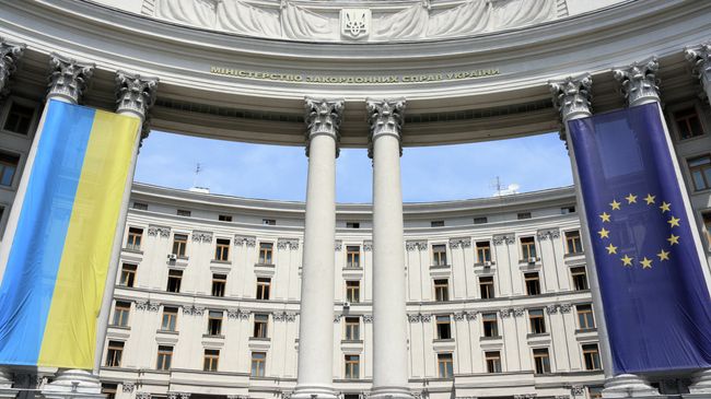 Флаги Украины и Европейского союза, архивное фото Флаги Украины и Европейского союза, архивное фото