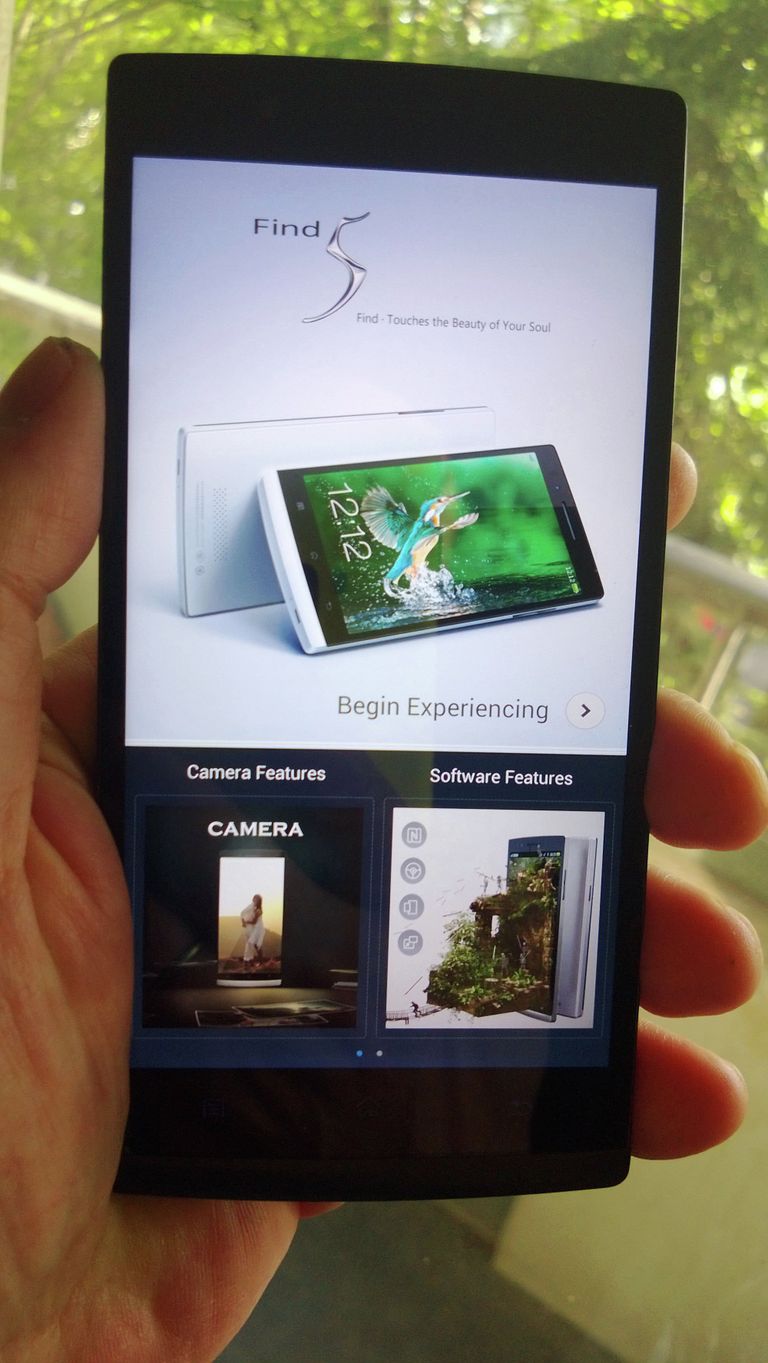 OPPO Find 5 в руке и неустранимый рекламный ролик на нем