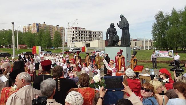 Памятник царю Михаилу Романову в Костроме Памятник царю Михаилу Романову в Костроме