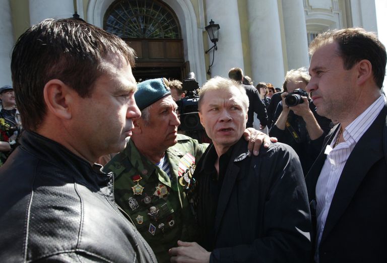 Актер Александр Баширов во время прощания с режиссером Алексеем Балабановым у Князь-Владимирского собора в Санкт-Петербурге Актер Александр Баширов во время прощания с режиссером Алексеем Балабановым у Князь-Владимирского собора в Санкт-Петербурге