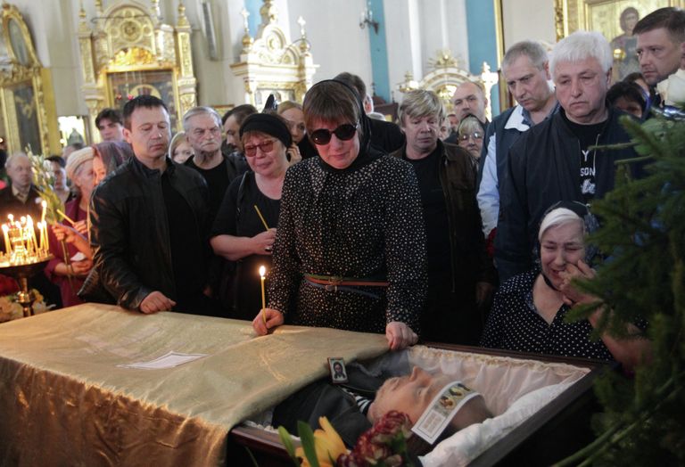 Вдова режиссера Алексея Балабанова Надежда Васильева (в центре) на отпевании мужа в Князь-Владимирском соборе в Санкт-Петербурге Вдова режиссера Алексея Балабанова Надежда Васильева (в центре) на отпевании мужа в Князь-Владимирском соборе в Санкт-Петербурге