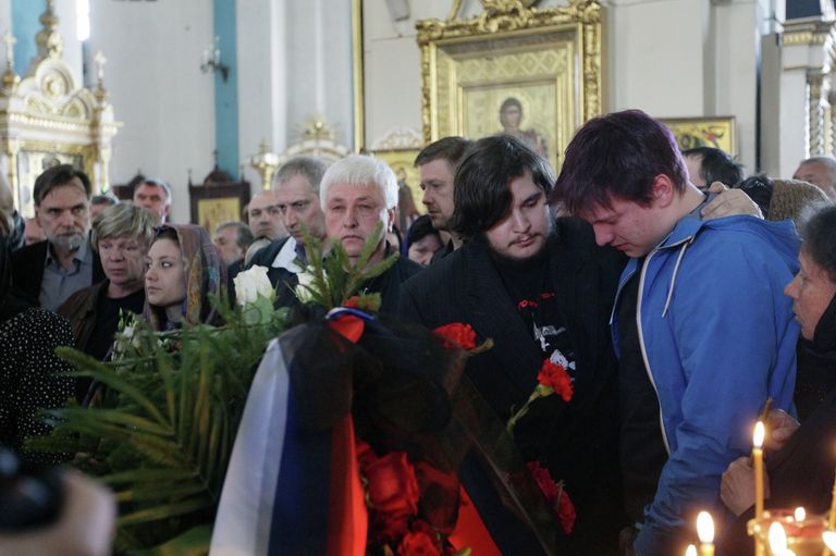 Сыновья режиссера Алексея Балабанова Федор (в центре) и Петр (справа) на отпевании отца в Князь-Владимирском соборе в Санкт-Петербурге. Сыновья режиссера Алексея Балабанова Федор (в центре) и Петр (справа) на отпевании отца в Князь-Владимирском соборе в Санкт-Петербурге.