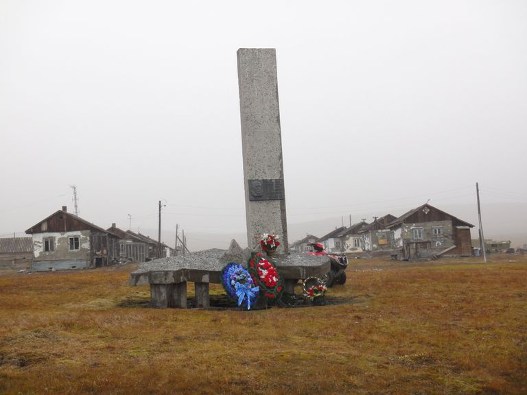 Поселок Ушаковский на острове Врангеля, памятник Г. Ушакову