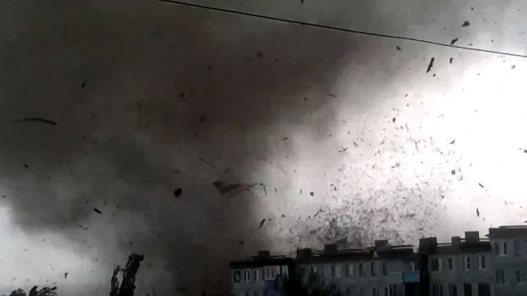 Смерч под Тулой срывал крыши и валил деревья. Съемки очевидцев Смерч под Тулой срывал крыши и валил деревья. Съемки очевидцев