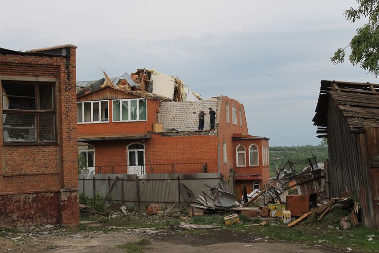 Одно из зданий в городе Ефремове Тульской области, разрушенное смерчем Одно из зданий в городе Ефремове Тульской области, разрушенное смерчем