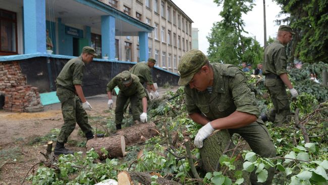 Военнослужащие ликвидируют последствия урагана в городе Ефремов Тульской области Военнослужащие ликвидируют последствия урагана в городе Ефремов Тульской области