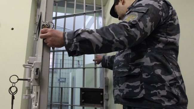 Сотрудник следственного изолятора