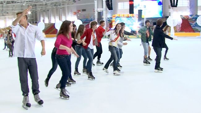 Школьники катались на коньках и пели караоке на Последнем ICE звонке Школьники катались на коньках и пели караоке на Последнем ICE звонке