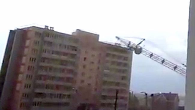 Очевидец зафиксировал момент падения башенного крана на жилой дом в Кирове