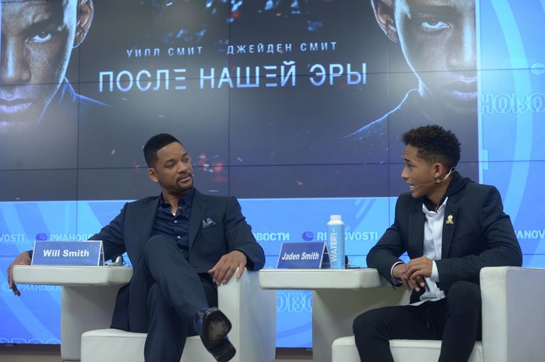 Американский актер Уилл Смит и его 14-летний сын Джейден во время интервью в президентском зале агентства РИА Новости Американский актер Уилл Смит и его 14-летний сын Джейден во время интервью в президентском зале агентства РИА Новости