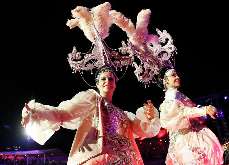 Танцоры выступают на открытии благотворительного бала Life Ball в Вене Танцоры выступают на открытии благотворительного бала Life Ball в Вене