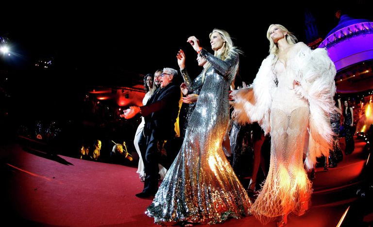Дизайнер Роберто Кавалли на открытии благотворительного бала Life Ball в Вене Дизайнер Роберто Кавалли на открытии благотворительного бала Life Ball в Вене