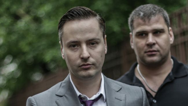 Певец Виталий Грачев (Витас) у здания Останкинской межрайонной прокуратуры