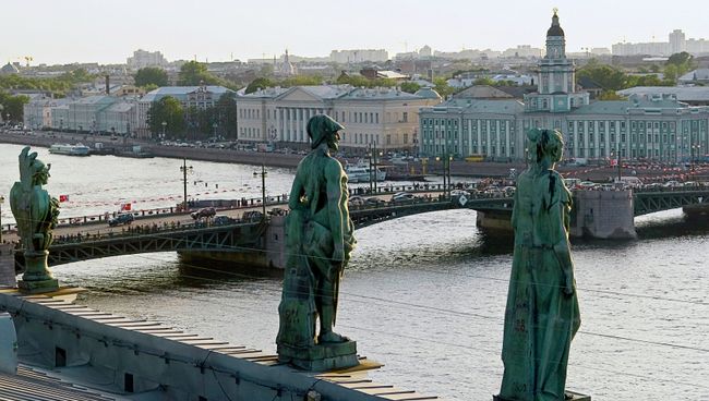 Вид на Дворцовый мост. Архивное фото