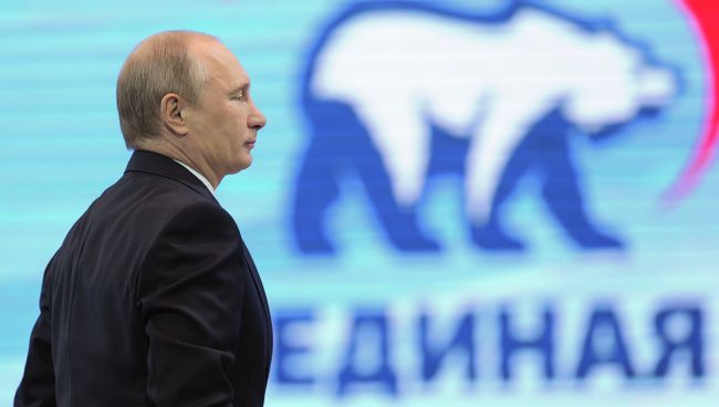 Президент РФ Владимир Путин на фоне эмблемы партии Единая Россия. Архивное фото Президент РФ Владимир Путин на фоне эмблемы партии Единая Россия. Архивное фото
