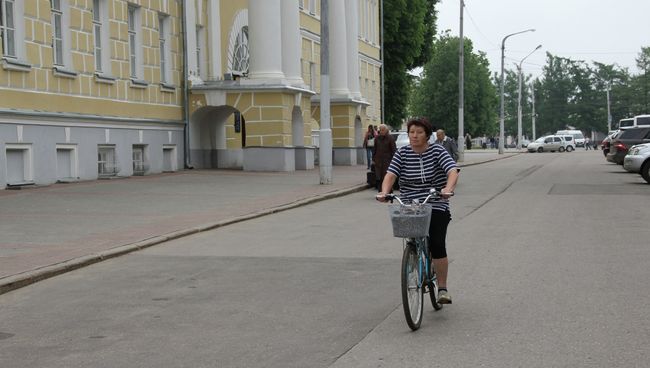 Велосипедист у мэрии Костромы Велосипедист у мэрии Костромы