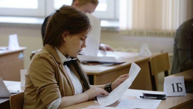 Ученики перед началом сдачи единого государственного экзамена (ЕГЭ) . Архивное фото Ученики перед началом сдачи единого государственного экзамена (ЕГЭ) . Архивное фото