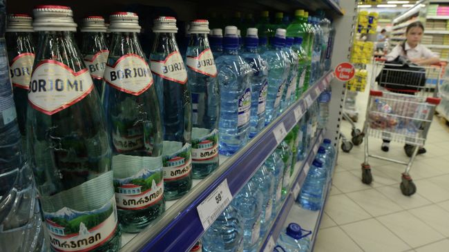Торговля грузинской минеральной водой Боржоми в Москве, архивное фото Торговля грузинской минеральной водой Боржоми в Москве, архивное фото
