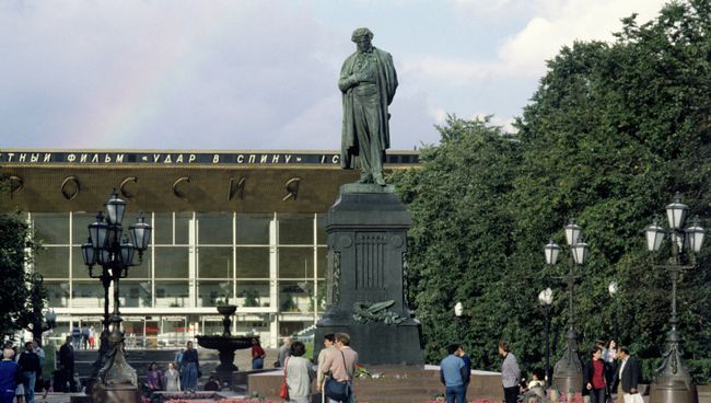Памятник поэту А.С.Пушкину в Москве. Архивное фото Памятник поэту А.С.Пушкину в Москве. Архивное фото