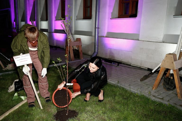 Режиссер - хореограф Анжелика Холина сажает дерево у Дома Пашкова после церемонии премии Творческое открытие 2012-2013 Режиссер - хореограф Анжелика Холина сажает дерево у Дома Пашкова после церемонии премии Творческое открытие 2012-2013