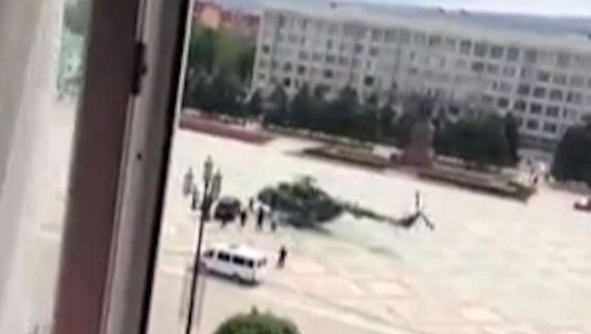 Задержанного мэра Махачкалы вывезли на вертолете. Кадры очевидца Задержанного мэра Махачкалы вывезли на вертолете. Кадры очевидца
