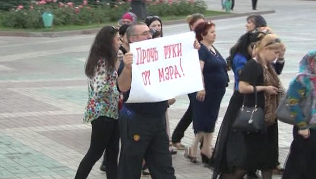 Прочь руки от мэра: митинг горожан и собрание депутатов в Махачкале