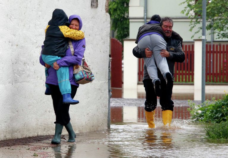 Люди на затопленных улицах Лейпцига, Германия Люди на затопленных улицах Лейпцига, Германия