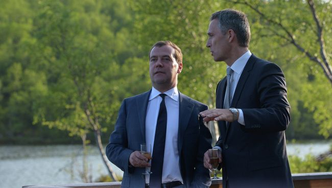 Председатель правительства РФ Дмитрий Медведев (слева) и премьер-министр Норвегии Йенс Столтенберг в Киркенесе