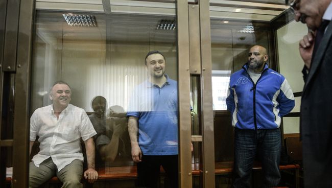 Обвиняемые в убийстве обозревателя Новой газеты Анны Политковской Лом-Али Гайтукаев, Рустам Махмудов и Сергей Хаджикурбанов (слева направо). Архивное фото Обвиняемые в убийстве обозревателя Новой газеты Анны Политковской Лом-Али Гайтукаев, Рустам Махмудов и Сергей Хаджикурбанов (слева направо). Архивное фото