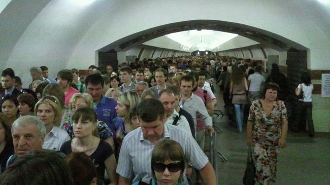 На станции метро