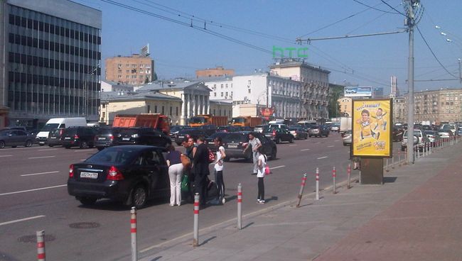 Люди ловят такси на Зубовском бульваре Люди ловят такси на Зубовском бульваре