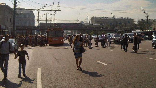 Люди возле метро Парк культуры Люди возле метро Парк культуры