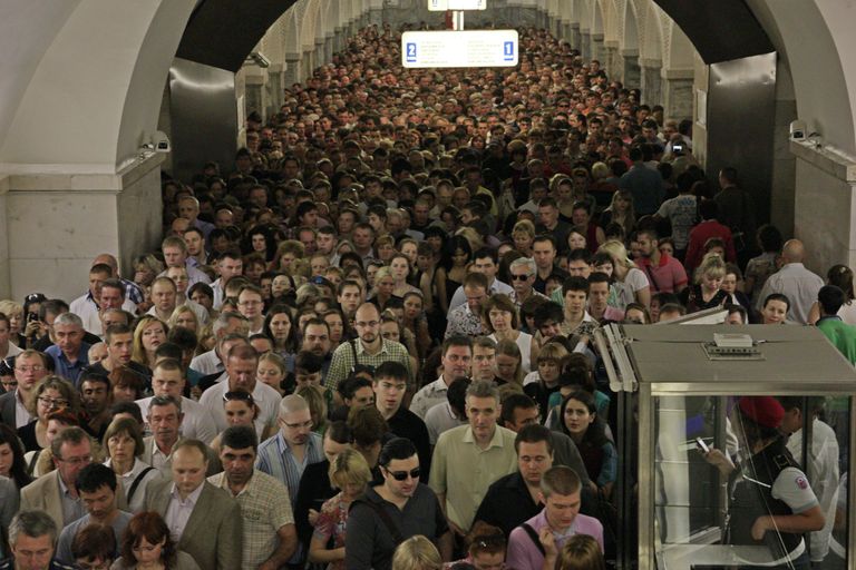 Пассажиры на станции метро Парк Культуры Пассажиры на станции метро Парк Культуры