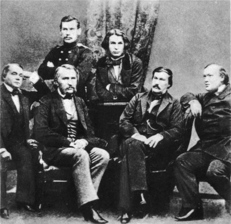 Русские писатели Л. Н. Толстой, Д. В. Григорович (верхний ряд); И. А. Гончаров, И. С. Тургенев, А. В. Дружинин, А. Н. Островский (нижний ряд)