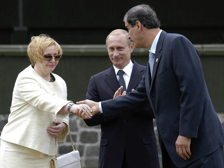 <br><br>На фото: 7 июня 2004 года. Президент Мексики Висенте Фокс, президент РФ Владимир Путин, супруга президента РФ Людмила Путина во время торжественной церемонии встречи на Марсовом поле в Мехико <br><br>На фото: 7 июня 2004 года. Президент Мексики Висенте Фокс, президент РФ Владимир Путин, супруга президента РФ Людмила Путина во время торжественной церемонии встречи на Марсовом поле в Мехико