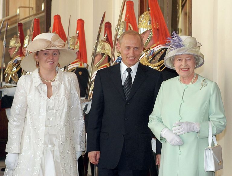 <br><br>На фото: 24 июня 2003 года. Королева Великобритании Елизавета Вторая, президент России Владимир Путин и его супруга Людмила на торжественной церемонии встречи главы российского государства у штаб-квартиры Королевского конно-гвардейского полка в Лондоне. <br><br>На фото: 24 июня 2003 года. Королева Великобритании Елизавета Вторая, президент России Владимир Путин и его супруга Людмила на торжественной церемонии встречи главы российского государства у штаб-квартиры Королевского конно-гвардейского полка в Лондоне.